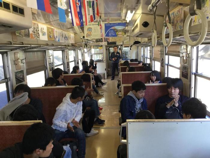 10月18日(木)修学旅行第三日目 2組、3組、6組、7組は、三陸鉄道北リアス線で久慈駅から田野畑駅まで乗車②〜車内で震災講話〜