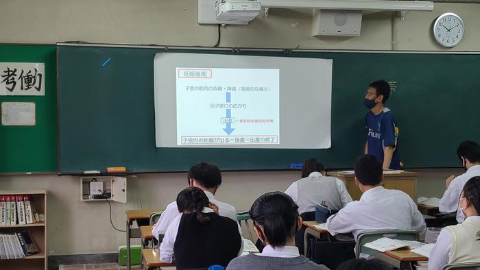 5月17日(月)2限に2年生の保健の授業を見学