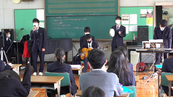 2月16日(火)4限に、音楽室で1年生2組の自由課題発表がありました。