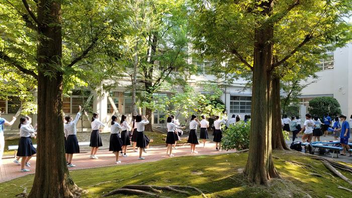 8月20日(木)暑い朝 日陰のある中庭では「牧高フェス2020」での応援練習