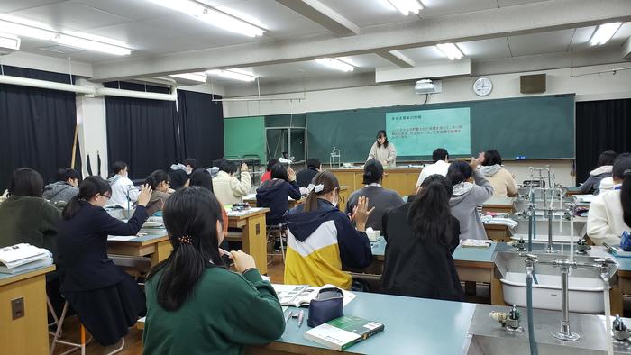 11月14日(木)1限に2年生の数Ⅱ、2限に2年生の国語現代文、4限に3年生の生物演習の授業を見学