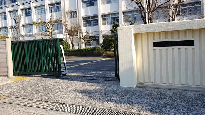 4月1日(月)正門が綺麗になりました