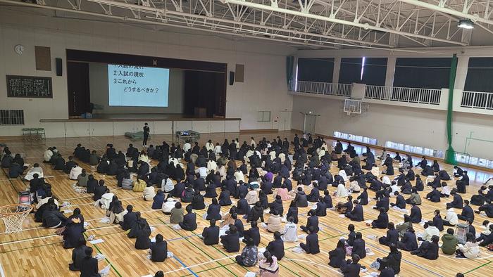 12月17日(木)2年生は4限目に体育館で進路指導部による進路HRを実施