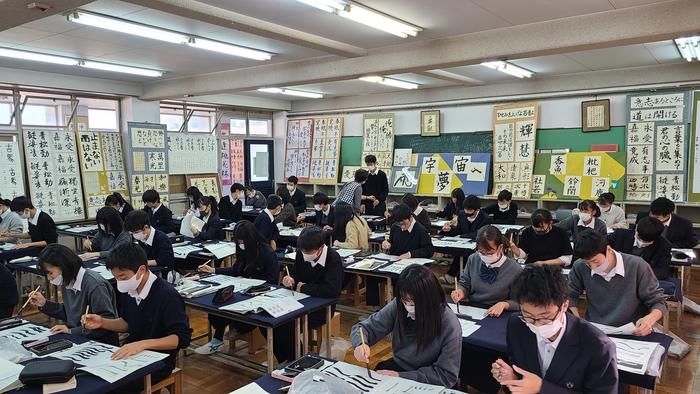 11月16日（月）1限に1年生の芸術・書道、3限に1年生英語表現の授業を見学しました。