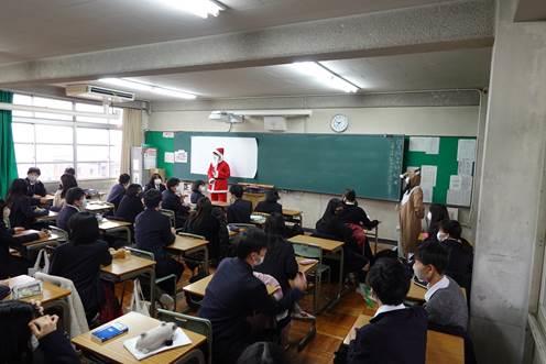 12月24日（木）サンタクロースとトナカイが教室に来ていました。