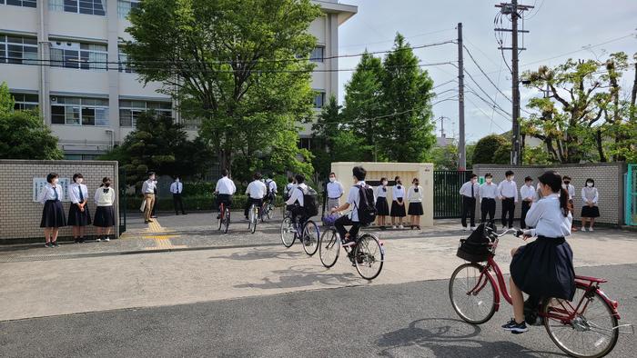 6月3日(水)女子バスケットボール部と野球部の生徒が正門で朝の挨拶運動