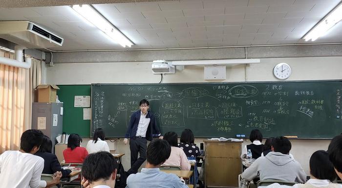 10月30日(水)5限には2年生の日本史Aの授業を見学~明治時代の思想