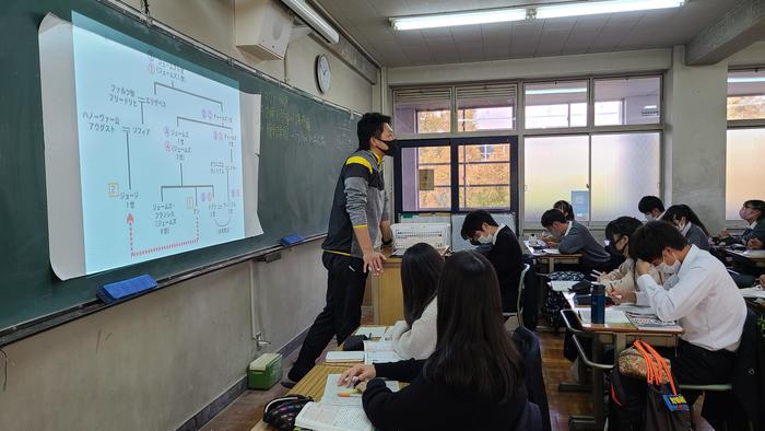 11月9日(月)5限に1年生5組の現代社会の授業を見学しました。