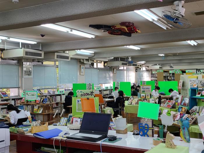 10月12日(月)朝、校内を散歩しました。中間考査まであと3日、図書館は自習する生徒で一杯でした。