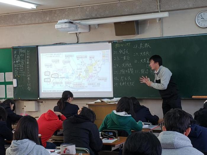 11月21日(水)「日本史」も、「生物」も電子黒板での授業~光の反射対策が必要~