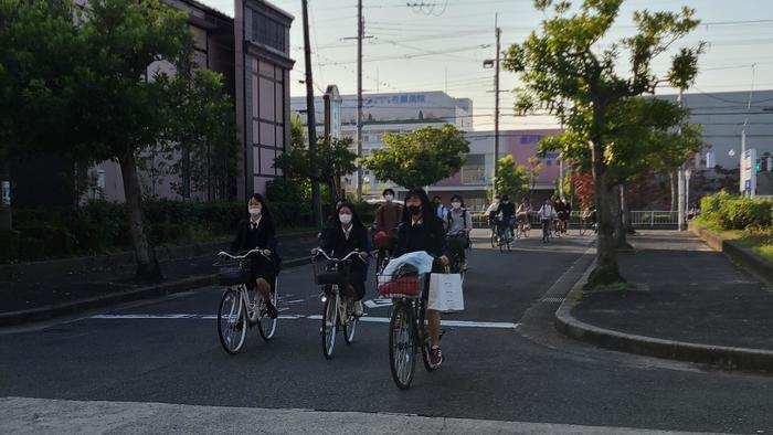 10月29日(木)朝の登校指導をしました。一年生は午後に自転車講習会があります。