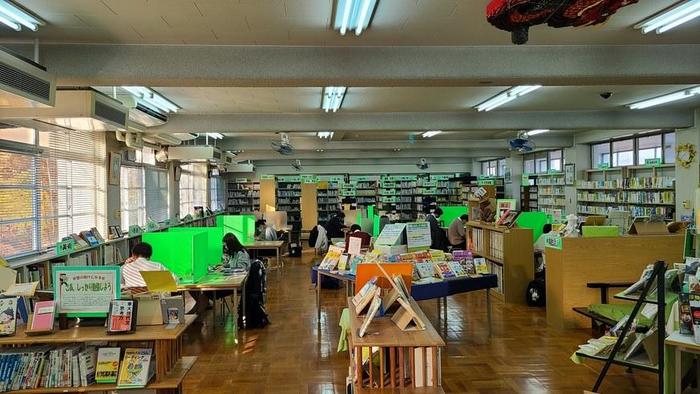 11月19日(金)図書館は早朝7時から開館して早朝に自習する生徒で一杯になっています。