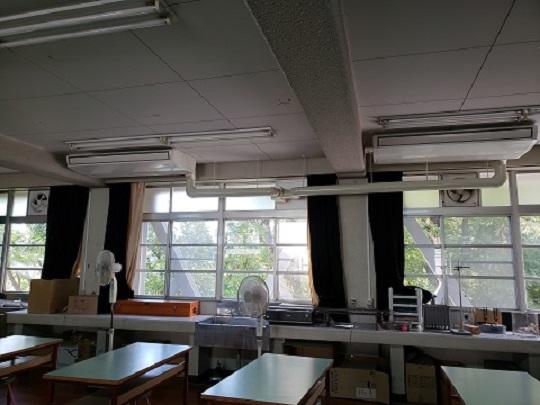 9月28日(金) 同窓会の支援による理科4教室にエアコン設置を確認〜化学講義室、物理講義室、生物講義室、地学講義室が冷暖房完備に〜