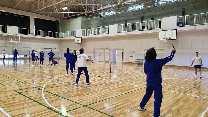 10月27日(火)3限には3年生の体育でバドミントンの授業を見学