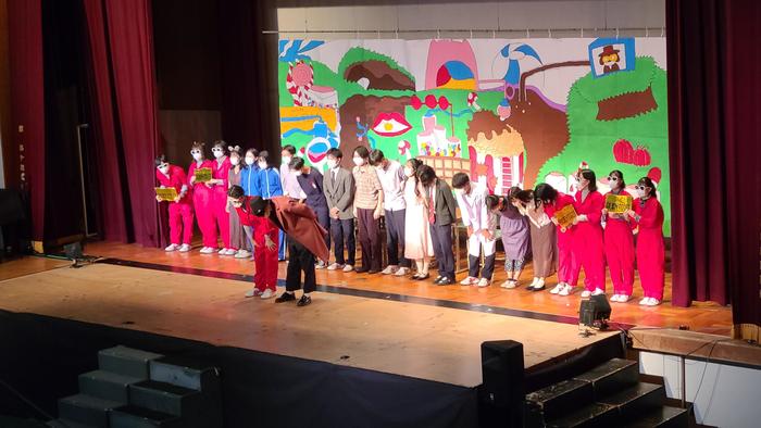 9月10日（金）第46回『牧高祭』2日目③～3年生演劇の本日最初の演目は「満員御礼」～会議室での同時中継にも生徒が集まっています