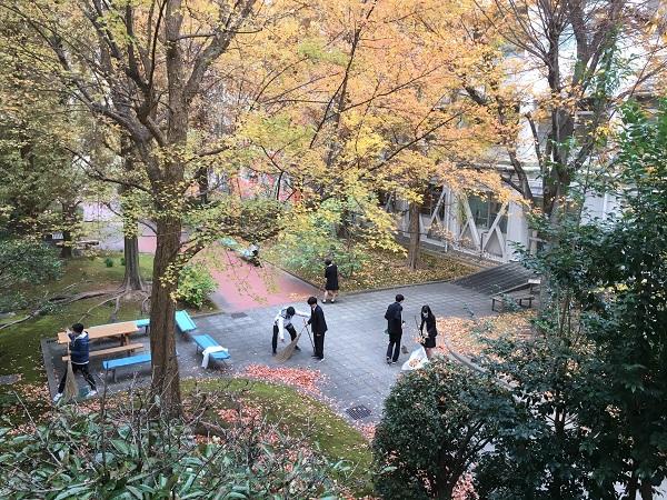 11月28日(木)男子バスケットボール部の生徒が中庭の掃除をしてくれています