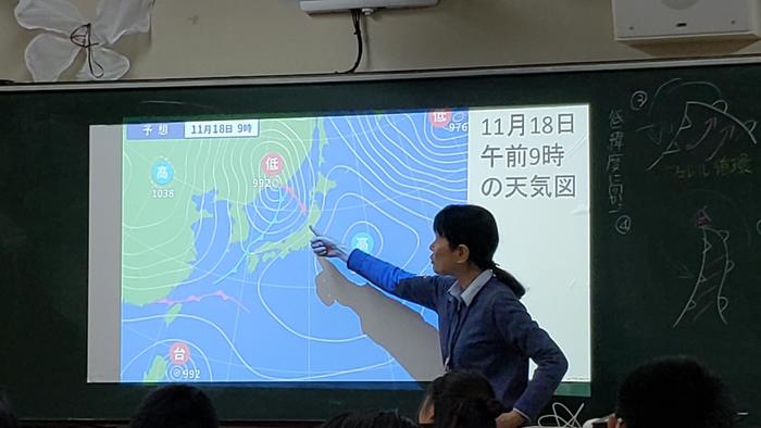 11月18日(月)5限には2年生の地学基礎の授業を見学〜普通教室の電子黒板で最新情報も
