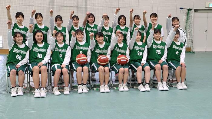 2月18日(金)女子バスケットボール部が体育館でニューボール寄贈の御礼写真撮影。