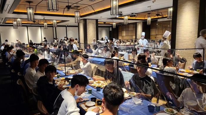 3月22日（月）第44期修学旅行第1日 全ての組がホテルモントレ沖縄にチェックインしました。早速夕食です。