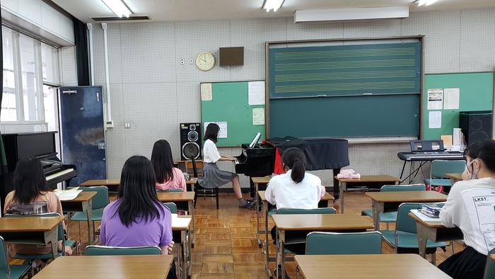 7月10日(金)2限に音楽室でピアノ演奏の授業を観ました。