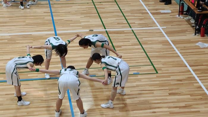 11月14日(日)2021年度 第35回 西地区公立高等学校女子バスケットボール大会の順位決定戦が、牧野高校の体育館で行われました。