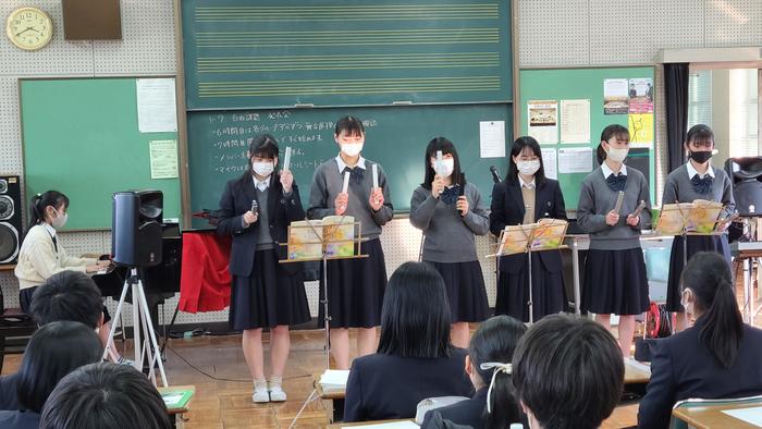2月10日(水)7限に、音楽室で1年生7組の自由課題発表がありました。