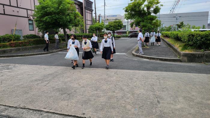 6月11日(金)女子バスケットボール部の生徒が朝7時50分前に校外清掃に出発