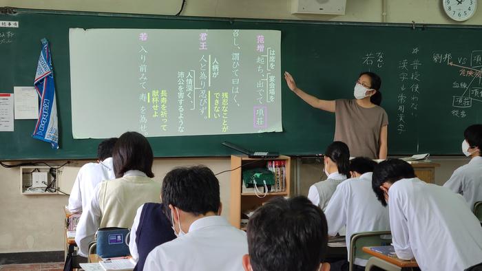 9月13日(月)1限に3年生の日本史演習、2限に2年生の国語古典漢文、3限に2年生の英語表現の授業を見学しました。
