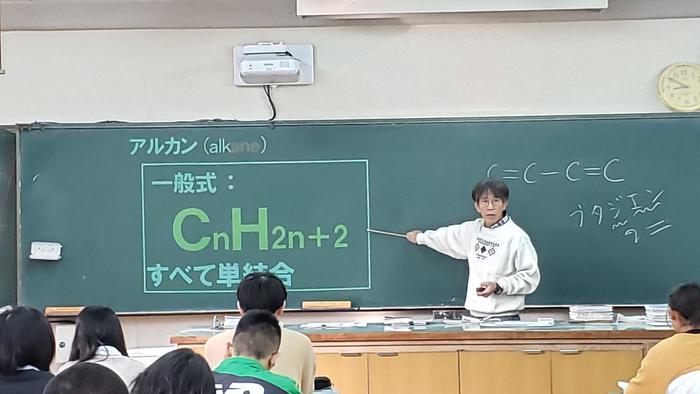 11月29日(金)1限に2年生の化学、2限に1年生の国語現代文、4限に2年生保健の授業を見学
