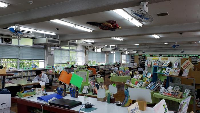 7月26 日(金)夏休み3日目、図書館では多くの生徒が自習。