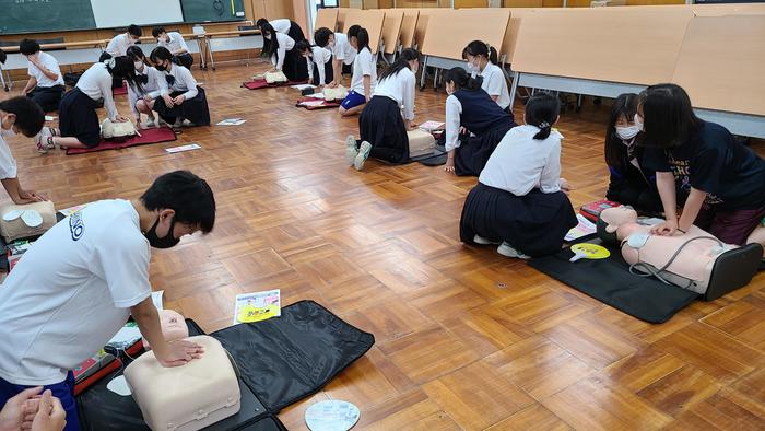 7月16日(金)部活動安全講習会で部活をする生徒たちが救急救命法を教わりました