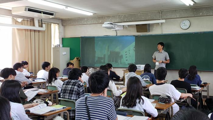 5月16日(木)3限目に政治経済、4限目は数学の授業を見学