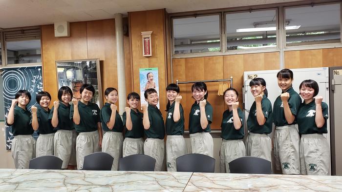 8月28日(水)昼休みに女子バスケットボール部の生徒13名が校長室に来室
