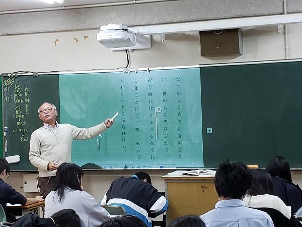 11月12日(月)2限目と3限目は、本校教員の授業を見学~新任教諭もベテラン教諭も電子黒板を活用しての授業展開~