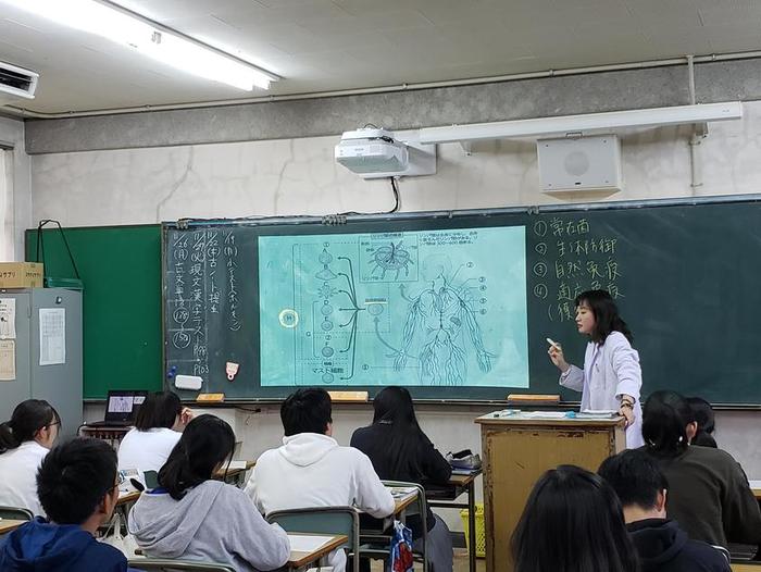 11月19日(月)「数学」も、「生物」も、「現代社会」も電子黒板での授業に