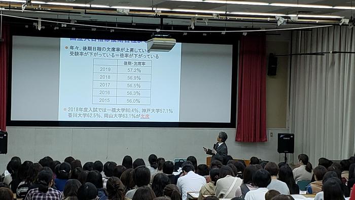 11月13日(水)1年生保護者集会で進路講演会を実施~『地方国立大学の魅力』について~