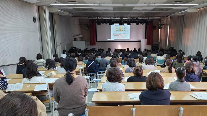11月11日(水)1年生保護者集会を開催し、進路講演会を実施~『地方国立大学の魅力』について~