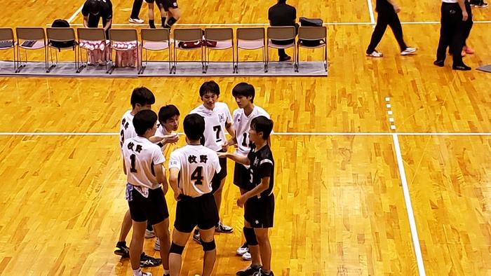 7月13日(土)同志社大学の体育会バレーボール部の監督と男子部コーチが挨拶に来られました。