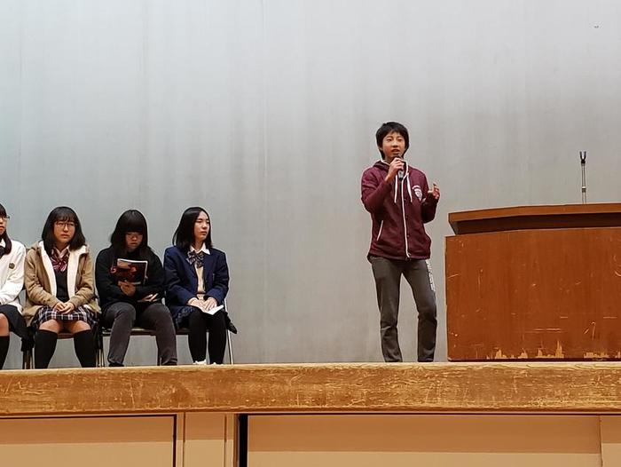 11月22日(木)6限に、体育館で、1年生英語暗唱大会を開催~9名の代表が立派な挑戦をしてくれました~