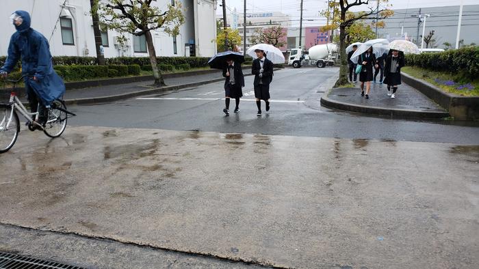 4月10日(水)生憎の雨~徒歩で登校する生徒が目立ちます