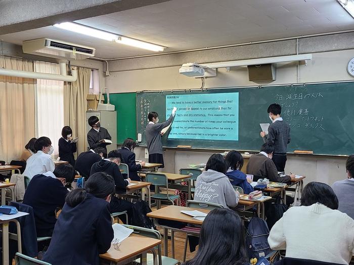 10月28日(水)5限に3年生の古典漢文の授業、7限に3年生の英語演習の授業を見学しました。