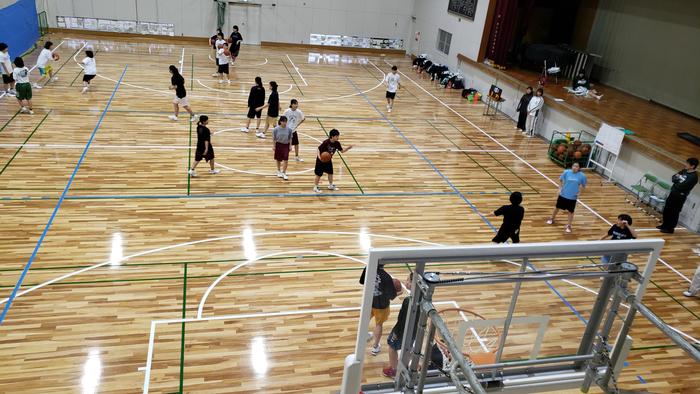 4月10日(水)部活の新入生勧誘も活発化~女子バスケットボール部も体育館で演習中
