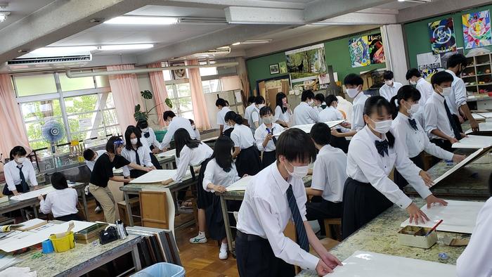 6月15日(月)特別教室棟では、美術や書道、化学の授業もやっていました。