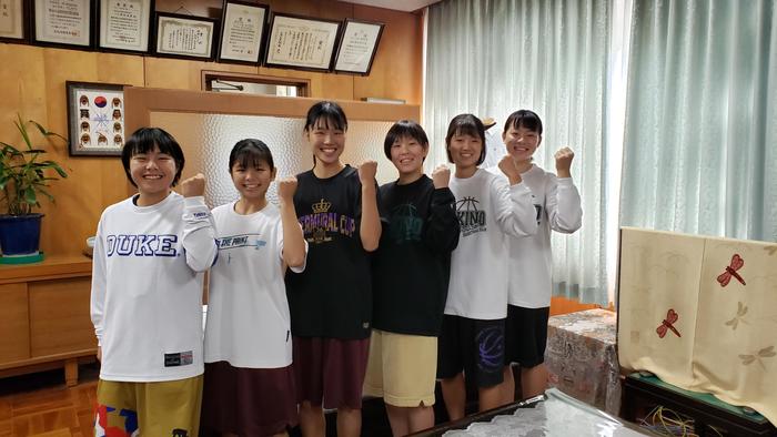 10月15日(火)10月15日(火)昼休みに、女子バスケットボール部の2年生6名が応援依頼に来室しました。