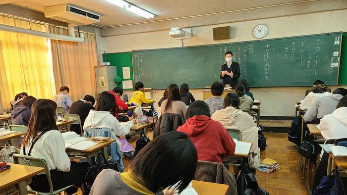 11月10日(火)2限に3年生の国語現代文、3限に2年生の国語古典、4限に3年生英語演習、5限に3年生日本史の授業を見学