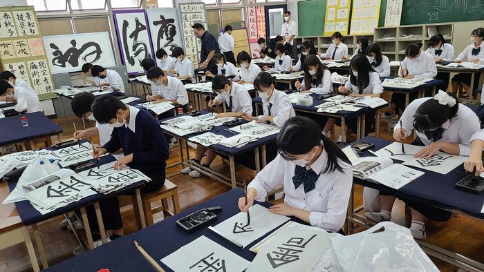 9月14日（火）1限に3年生の国語古典、2限に1年生の書道、4限に3年生の英語演習の授業を見学しました。