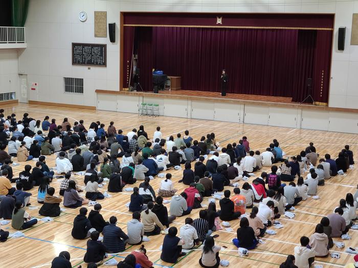 10月8日(木)3年生は、5、6限にシンガーソングライターの悠以(ゆい)さんを講師をお招きしてLGBTに関する人権研修を行いました。