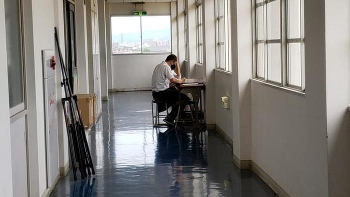 7月3日(金)社会科教室の前では1年生の担任の先生が生徒の個別面談中