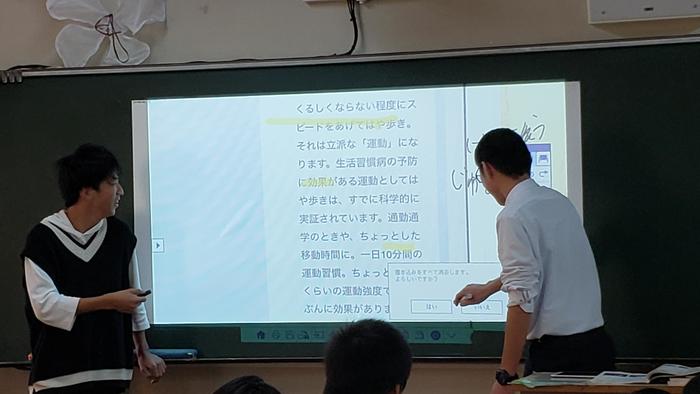 10月30日(水)2限に2年生の保健の授業を見学~電子黒板と書画カメラや電子ペンを活用