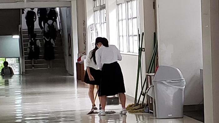 7月3日（金）校内では女子バスケットボール部の生徒が早朝から校舎を清掃
